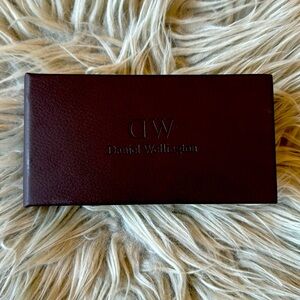 DW, DANIEL WELLINGTON ( uni sex ) WATCHES ( used) with perfect condition